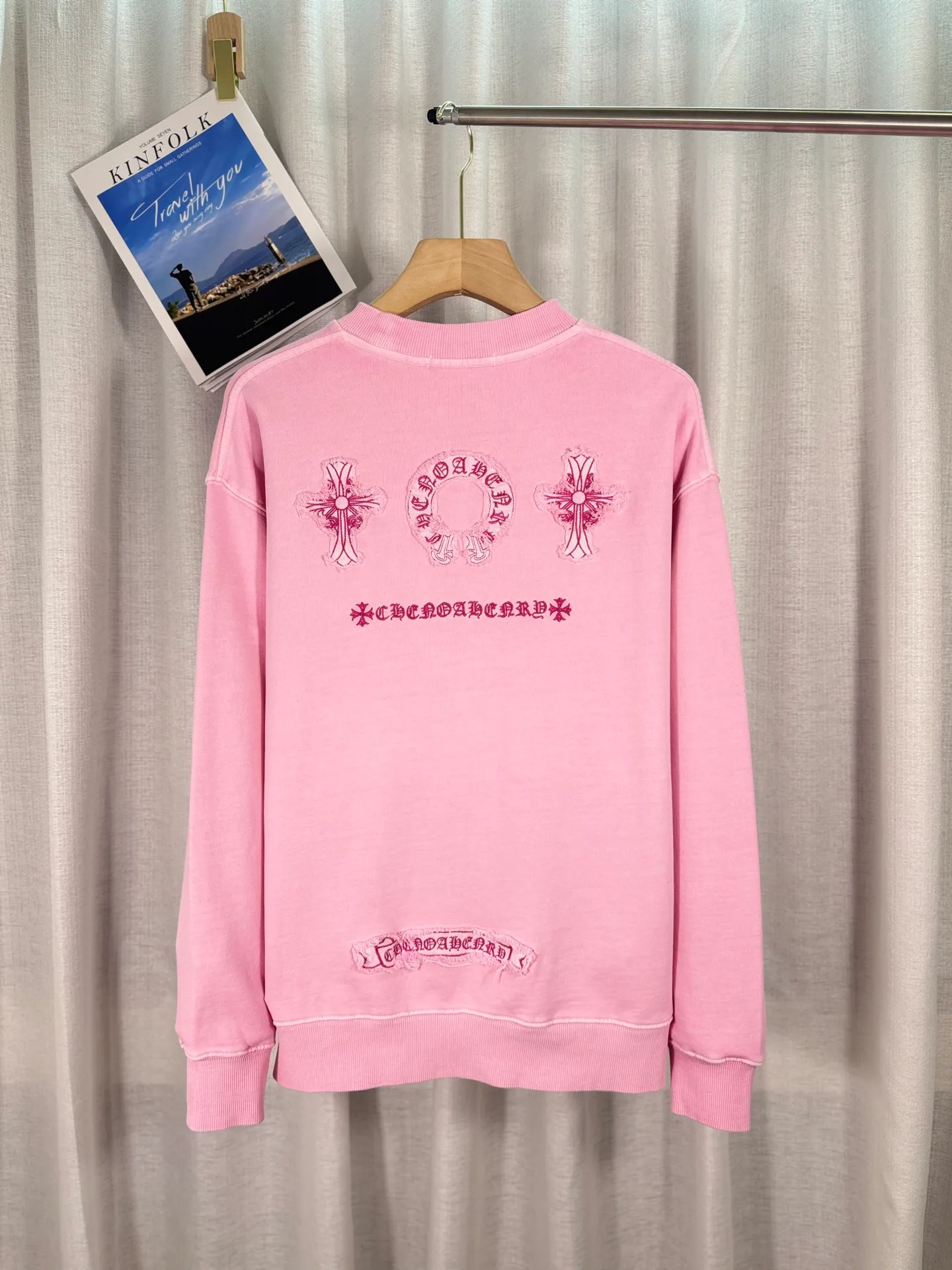 P260 top version, real shot without P, ​​different from market currency) 𝗖𝗵𝗿𝗼𝗺𝗲 𝗛𝗲𝗮𝗿𝘁𝘀/Cro Heart 2025 washed patch embroidery autumn and winter new original single counter American laser burnt 3D three-dimensional color embroidered couple casual sweatshirt 👑The highest version! Customized fabric 430g tripe terry fabric! American acid-washed and distressed original fabric laser burnt ✟appliqué embroidery and exquisite embroidery of letters! The best-selling model in the counter, very comfortable to wear. Accessories: original molded and authenticated collar label➕100% silk wash label. Genuine purchase-grade original hangtag➕matching hanging rope➕3D hanging beads➕original packaging bag. Craftsmanship: The original version has consistent wiring! The highest version of the armhole matching technique! Color: Pink Black Size: S M L XL Style No.: 9333